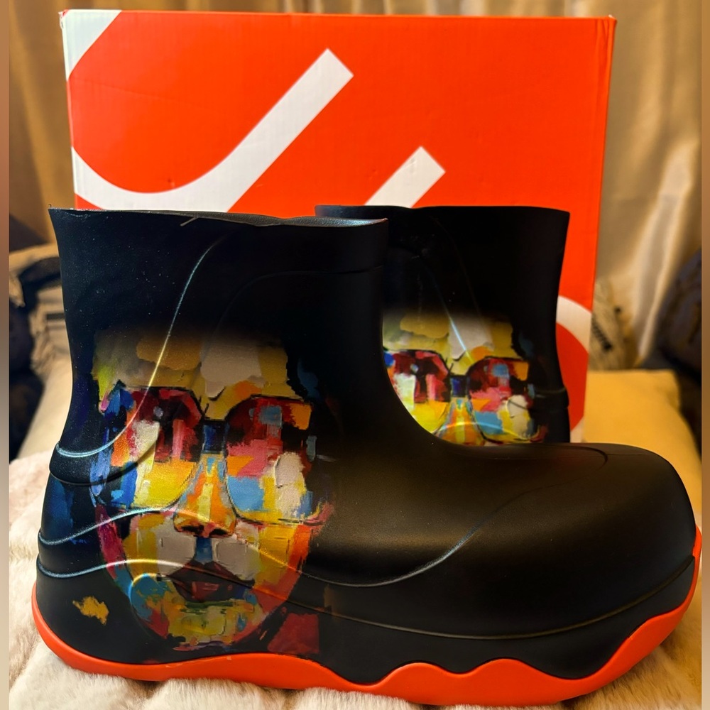 NWT UIN ankle fashion rain boots size 8/8.5 (39/39.5) & 9/9.5 (40/40.5). In box